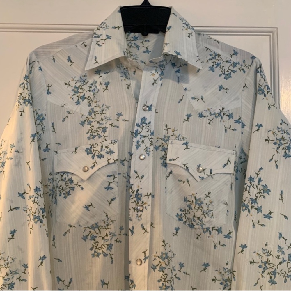 Champions vintage western blue and white floral pearl snap size medium